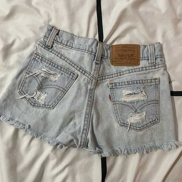 💙 LEVIS distressed shorts - Picture 2 of 3